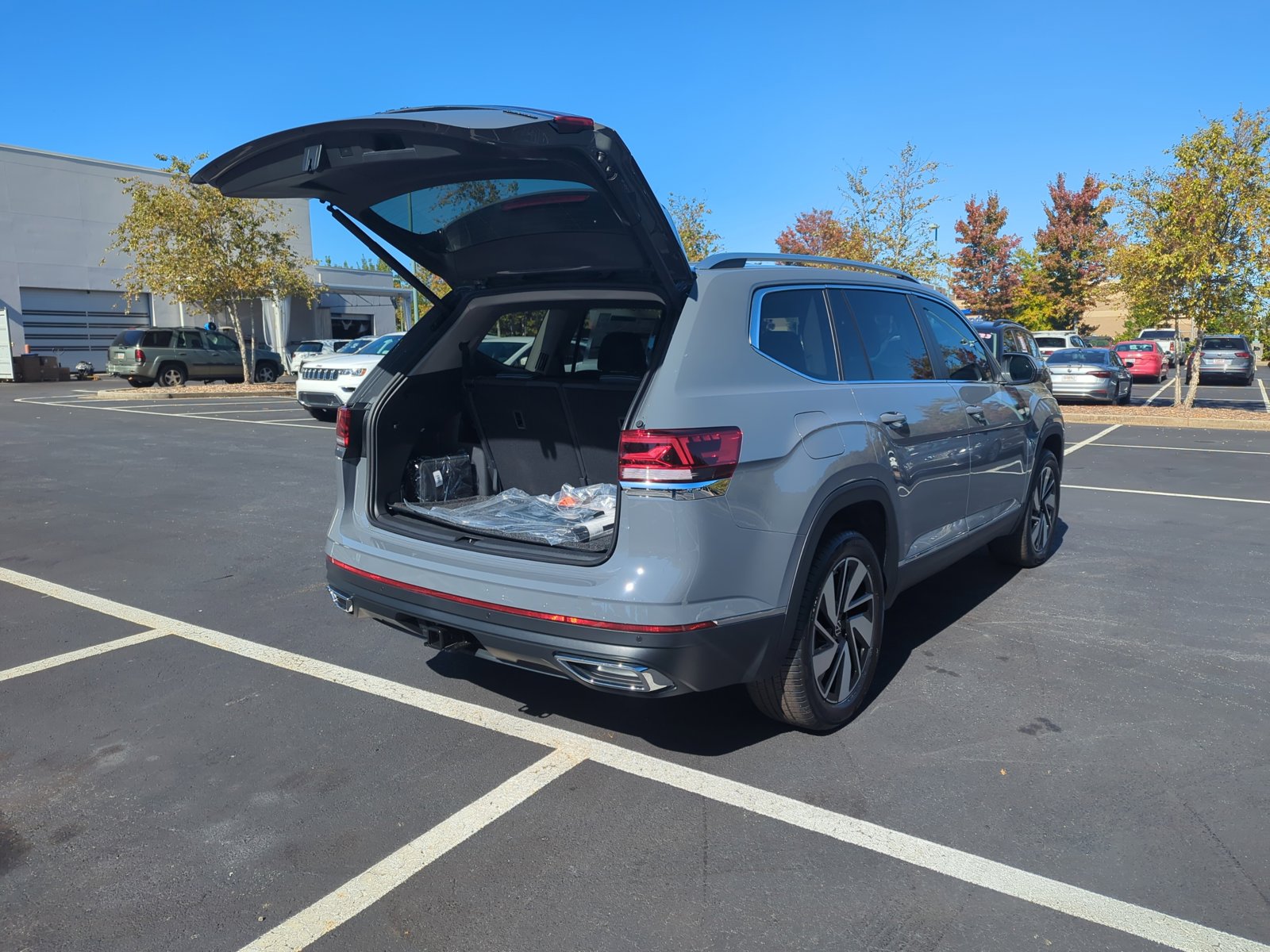 2025 Volkswagen Atlas SEL photo 2