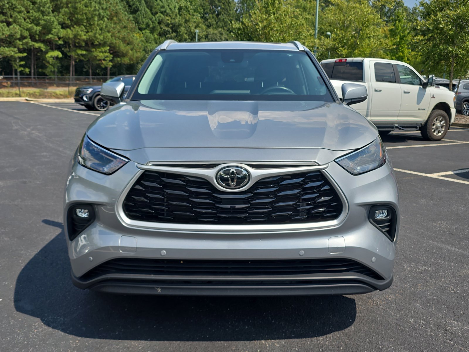 2022 Toyota Highlander XLE photo 2