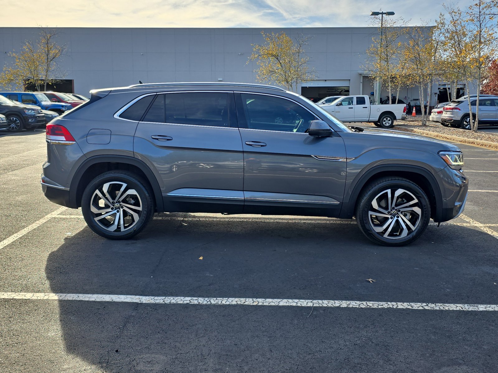 2021 Volkswagen Atlas Cross Sport V6 SEL Premium photo 3