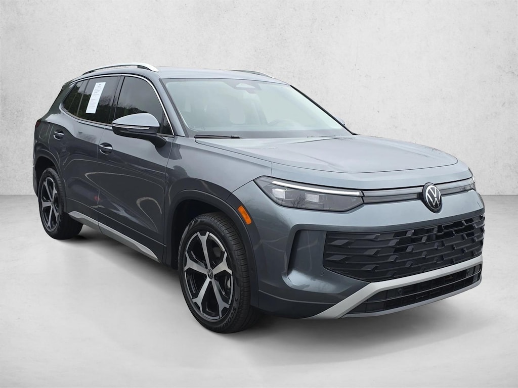 Used 2025 Volkswagen Tiguan SE SUV