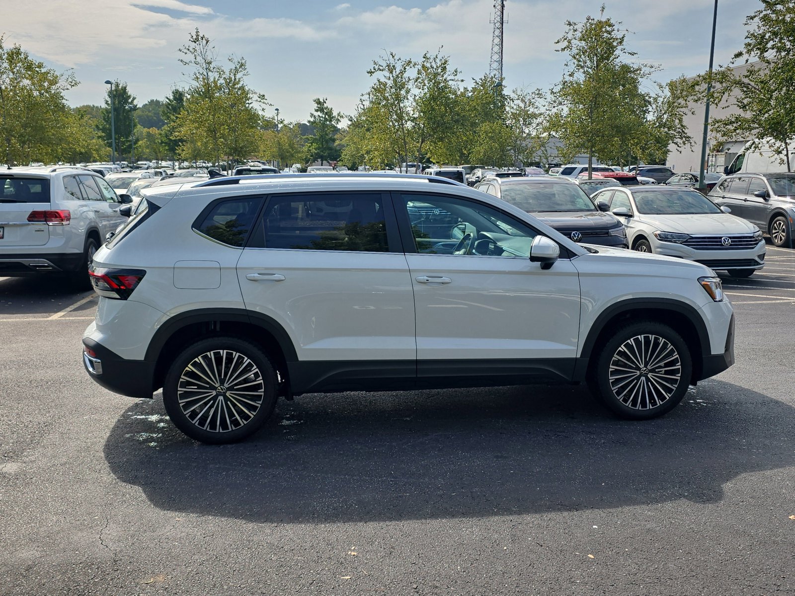 2025 Volkswagen Taos SE photo 4