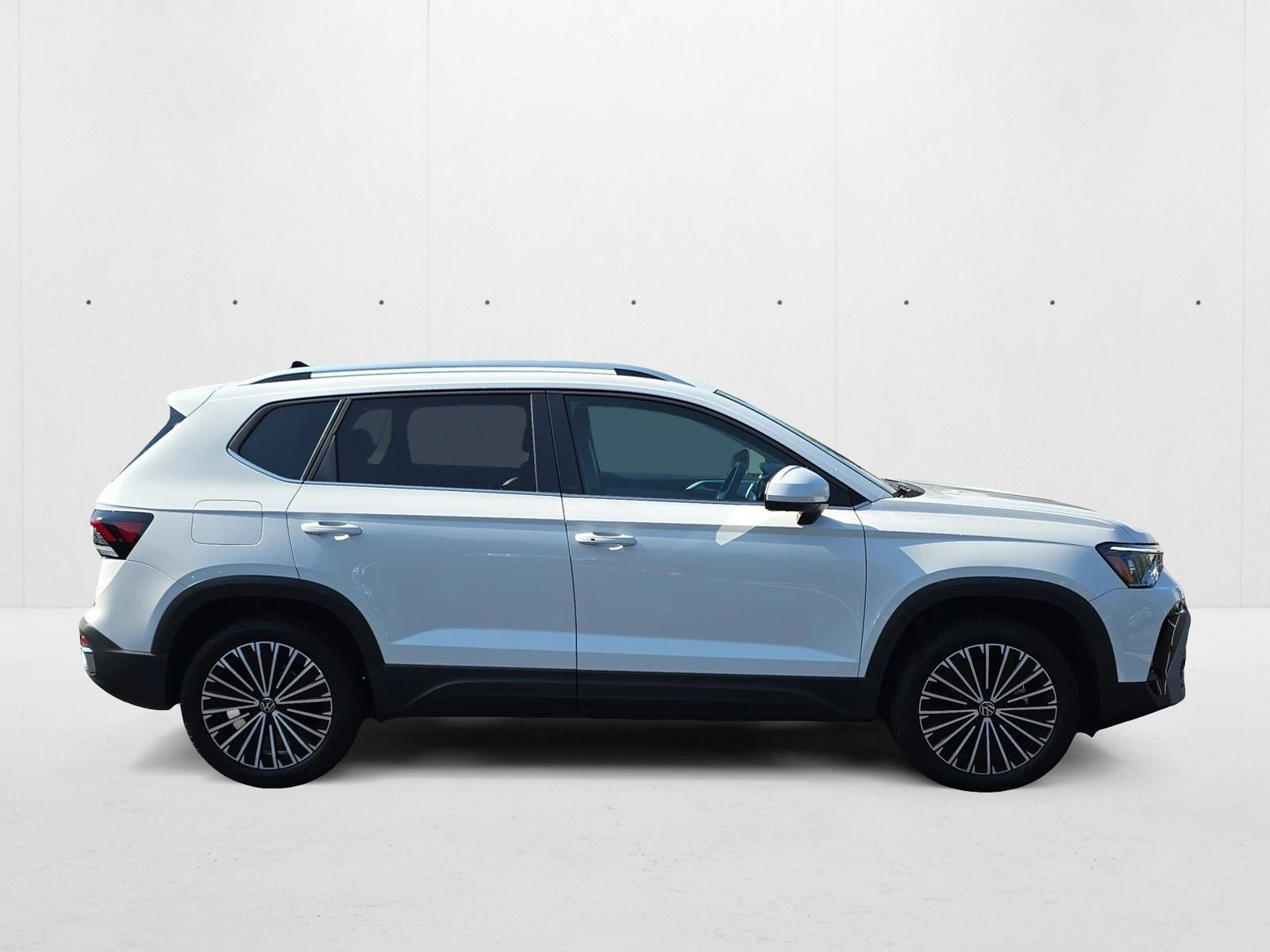 2025 Volkswagen Taos SE photo 4