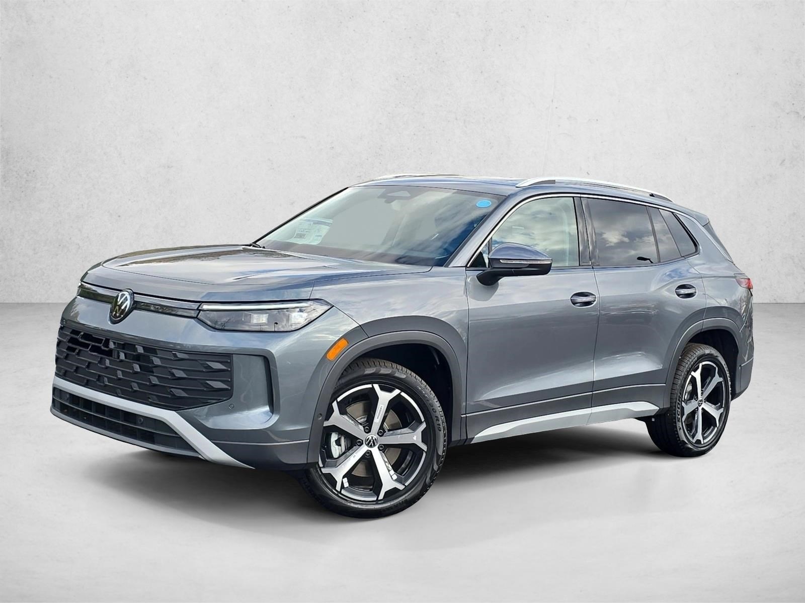 2026 Volkswagen Tiguan SE's photo