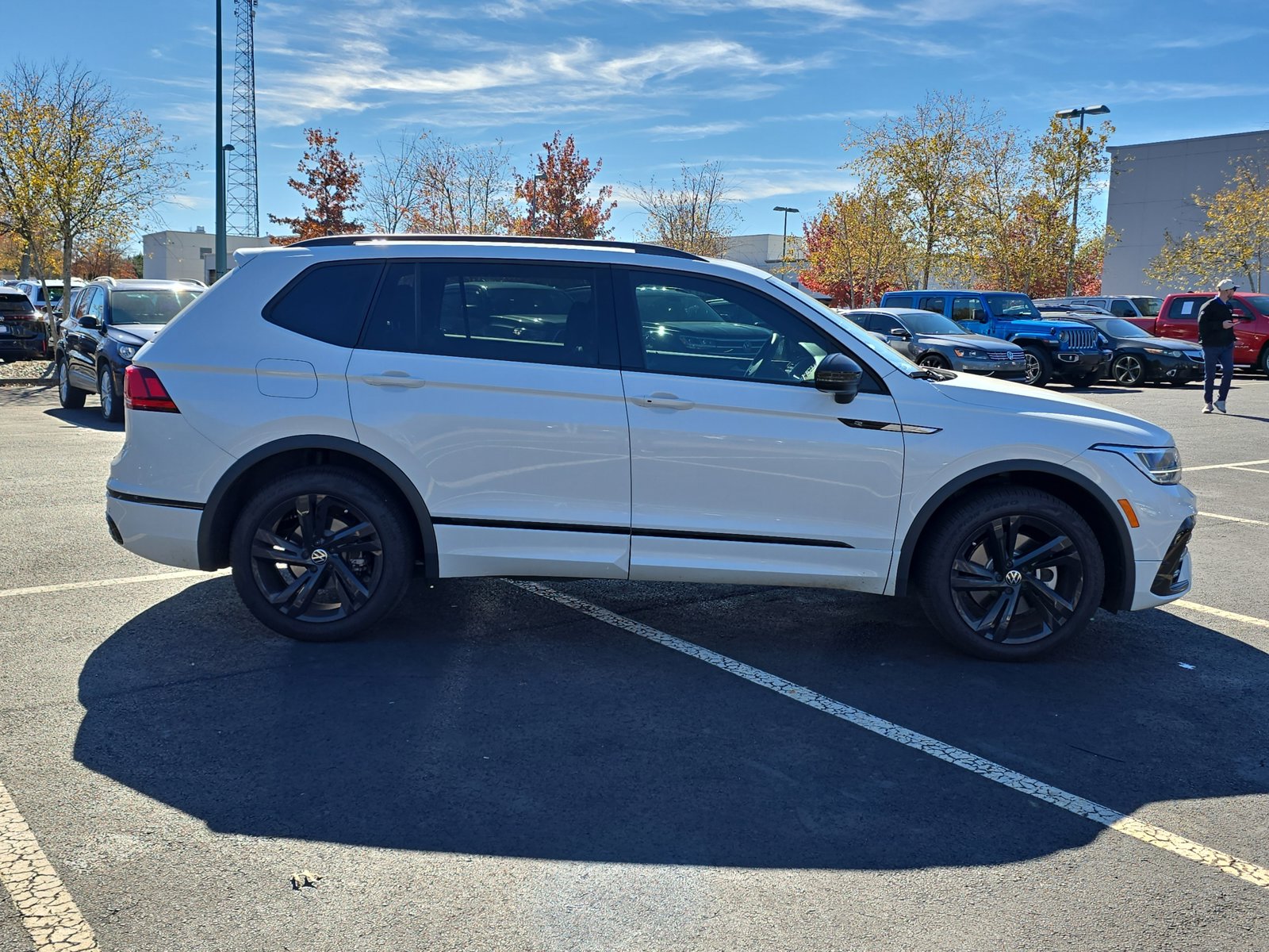 2024 Volkswagen Tiguan SE R-Line Black photo 4