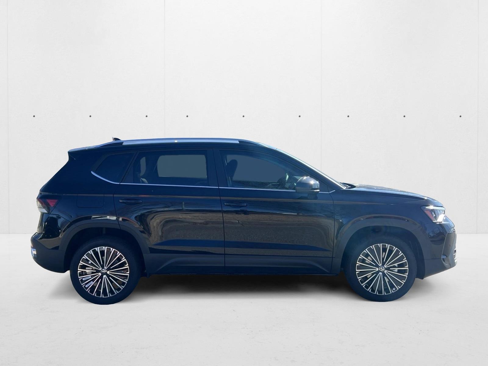 2025 Volkswagen Taos SE photo 4