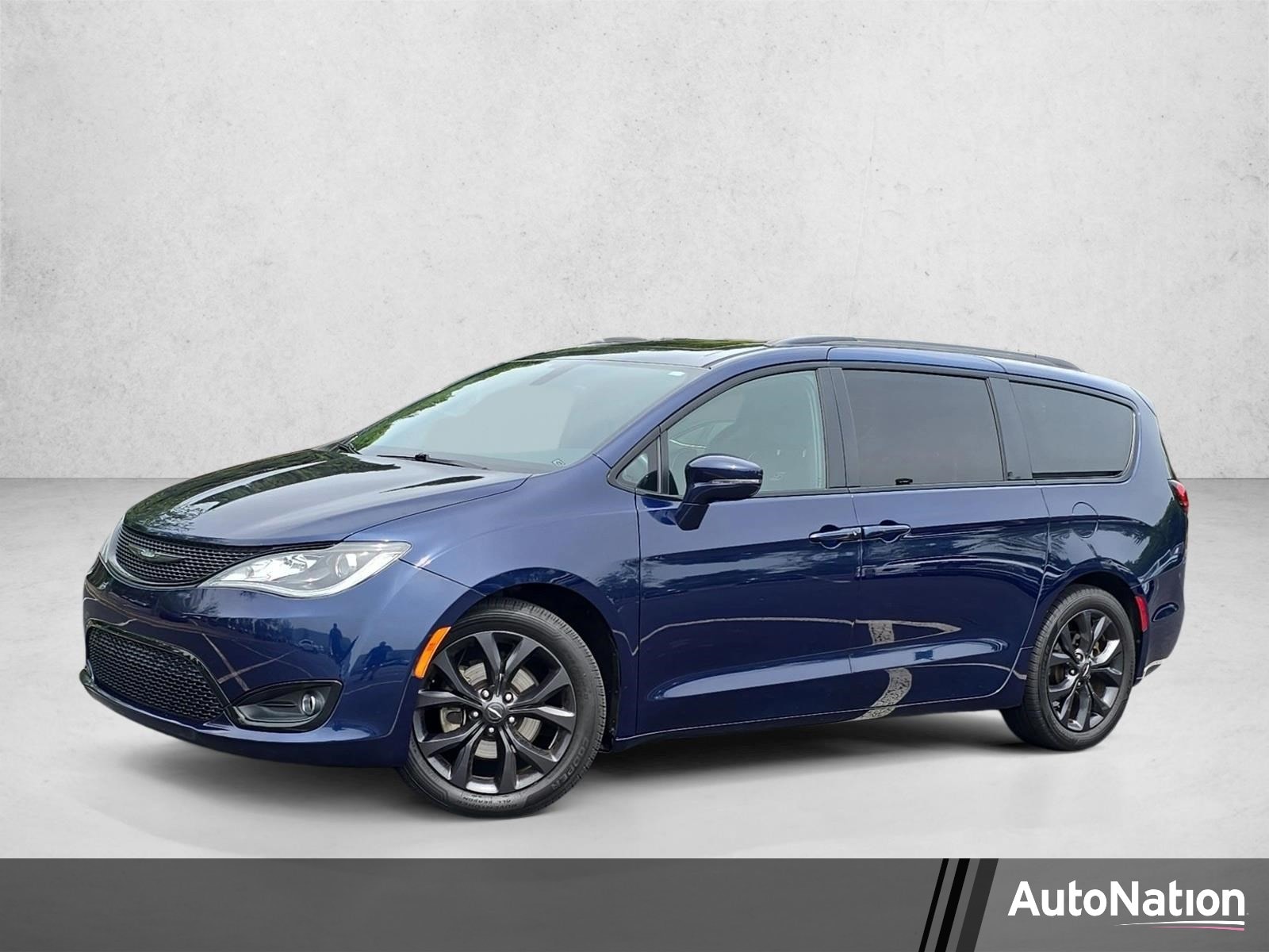 2018 Chrysler Pacifica Limited's photo