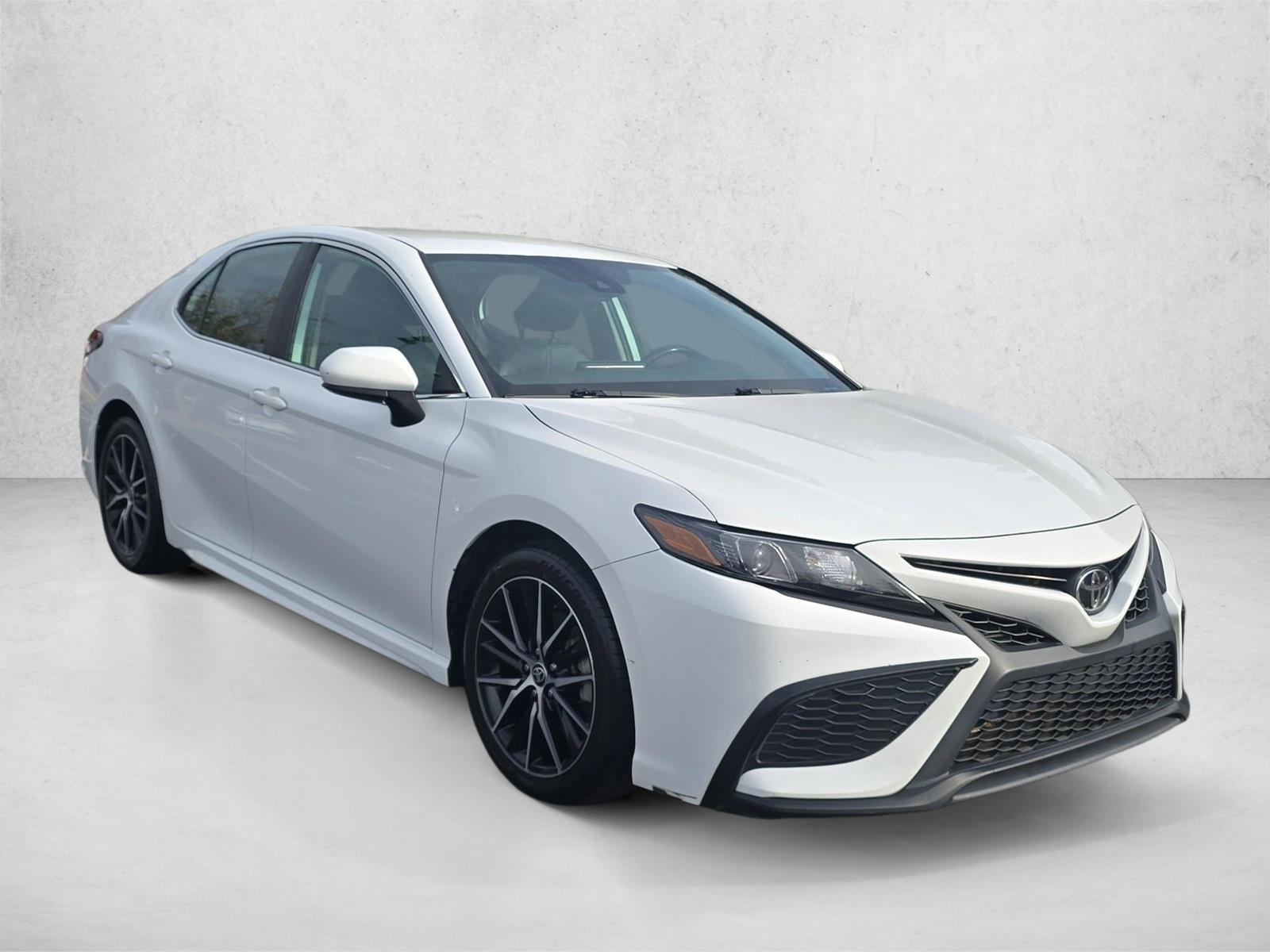 2021 Toyota Camry SE photo 3