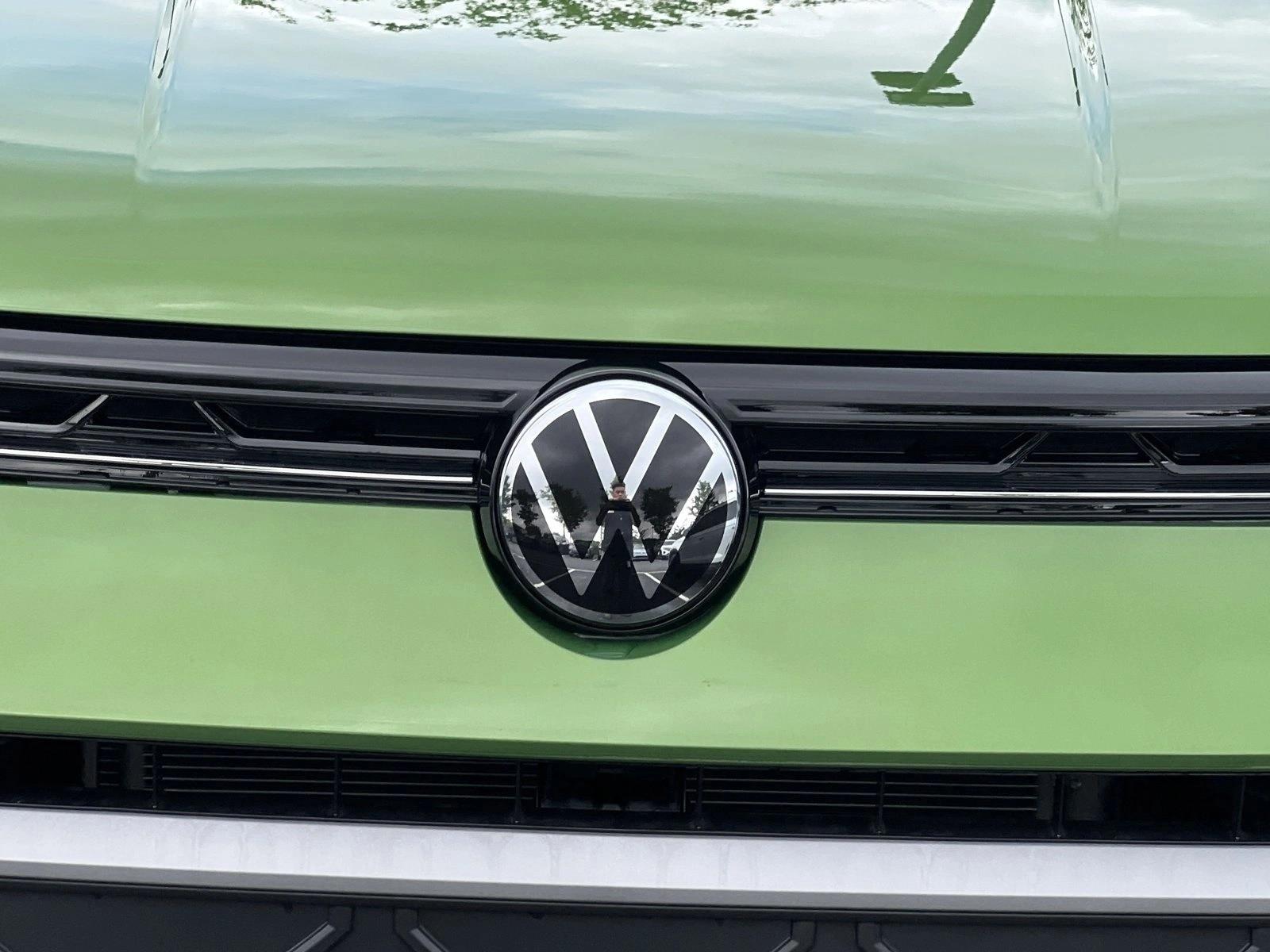 2025 Volkswagen Taos SE photo 3