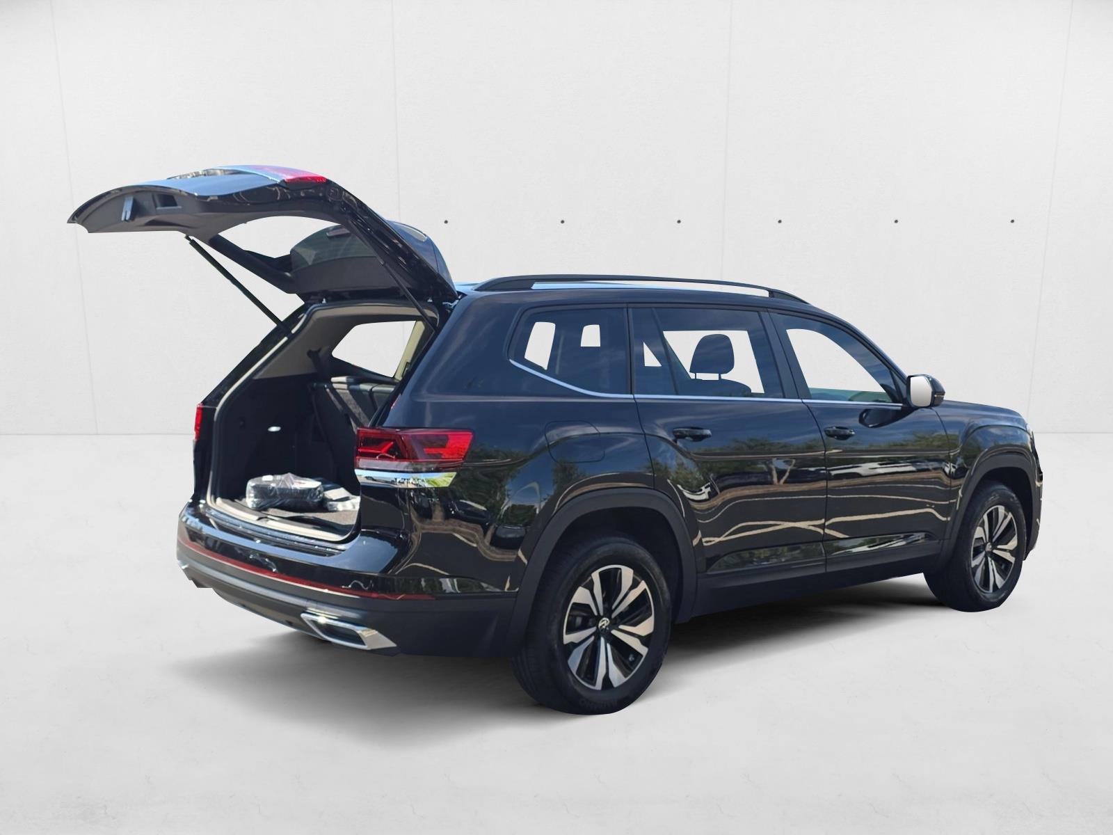 2026 Volkswagen Atlas SE photo 2