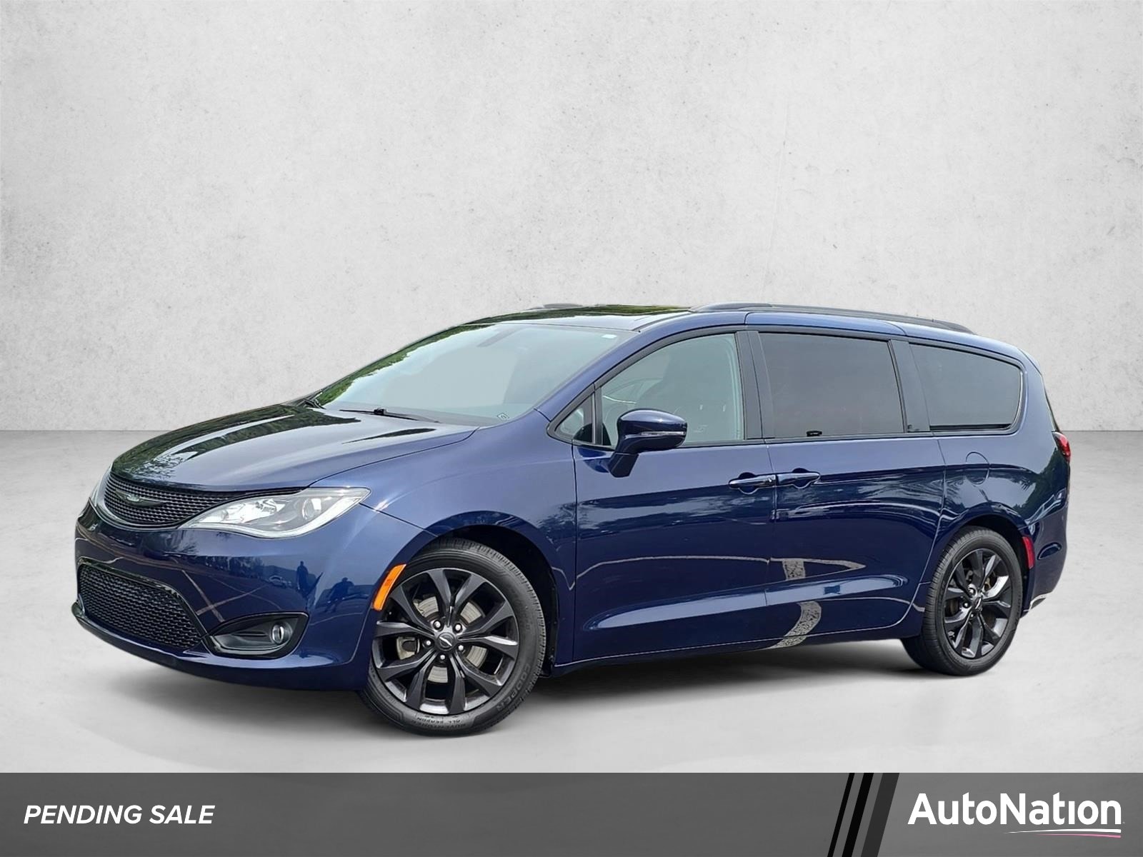 2018 Chrysler Pacifica Limited's photo