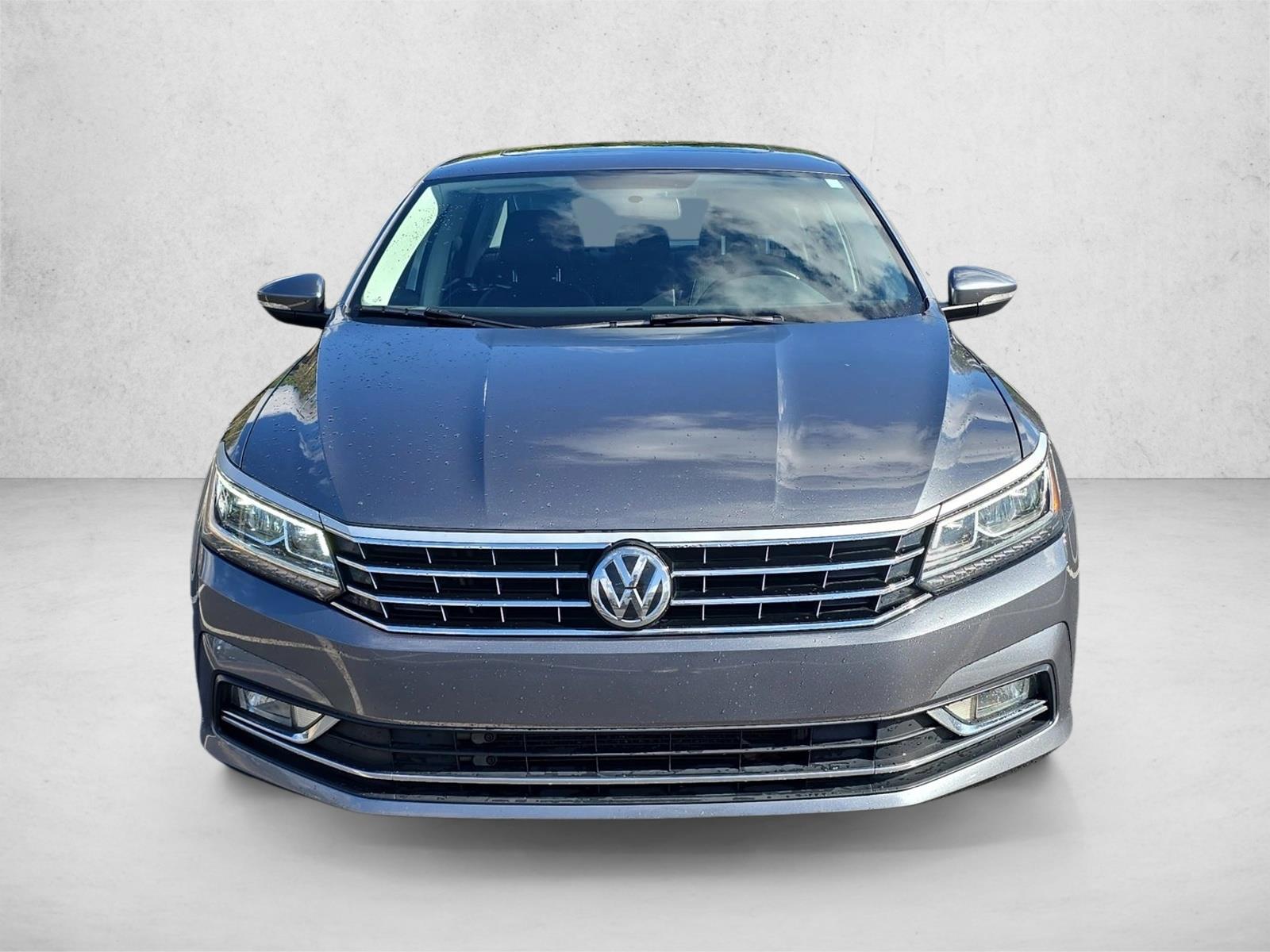 2017 Volkswagen Passat SE photo 2