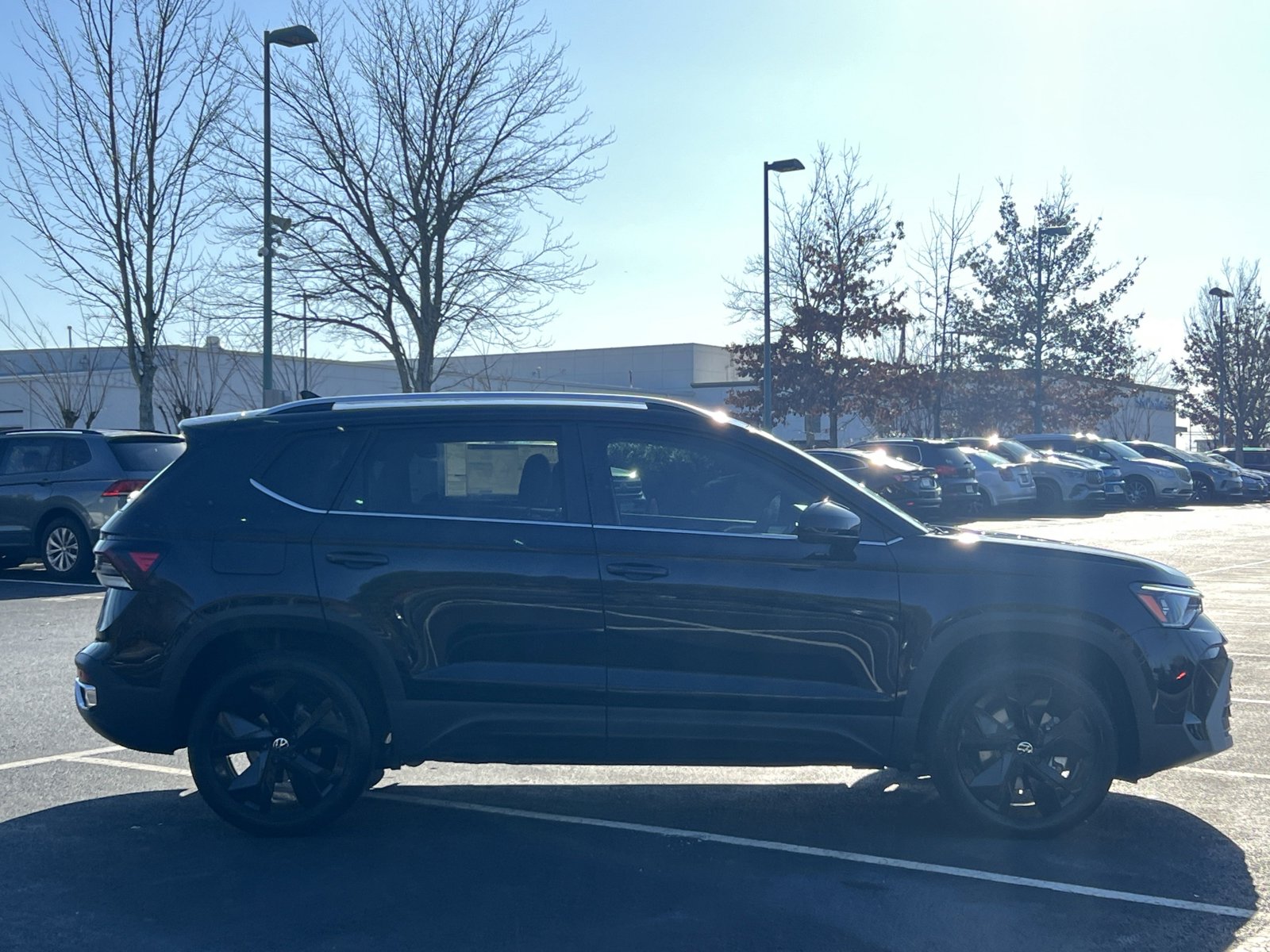 2025 Volkswagen Taos SE photo 3