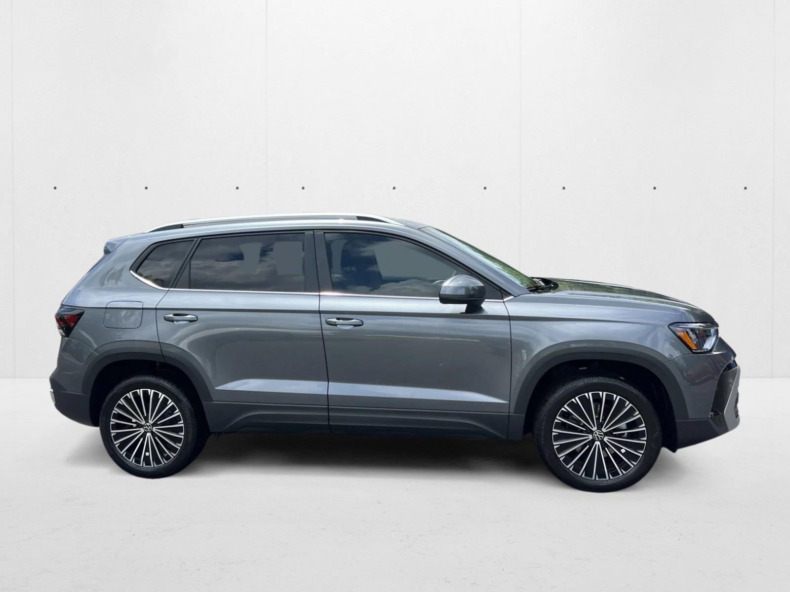 2025 Volkswagen Taos SE photo 3