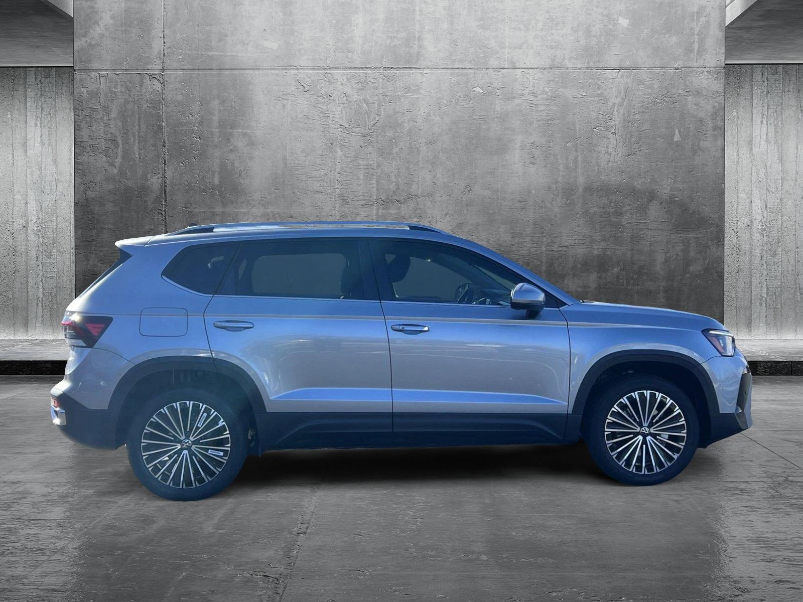 2025 Volkswagen Taos SE photo 4
