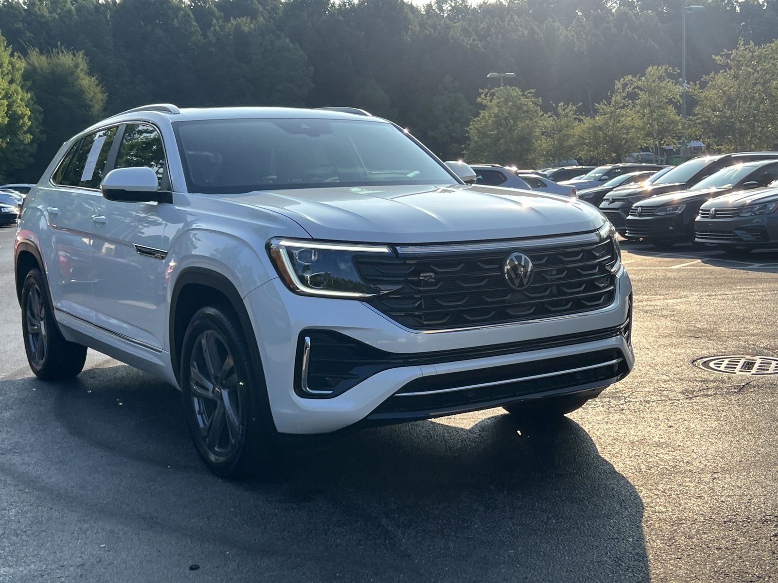 2024 Volkswagen Atlas Cross Sport SEL R-Line photo 2