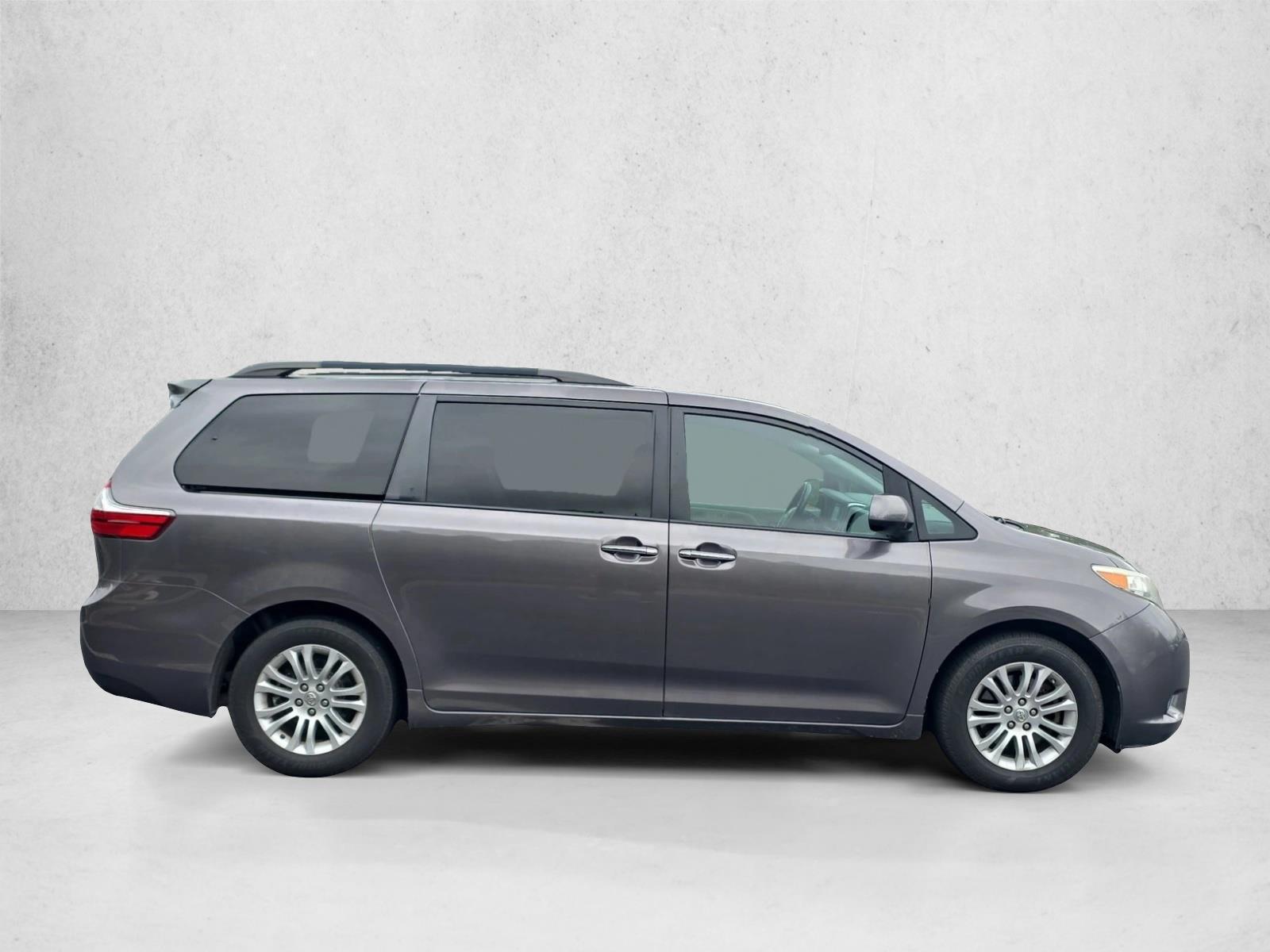 2017 Toyota Sienna XLE photo 3