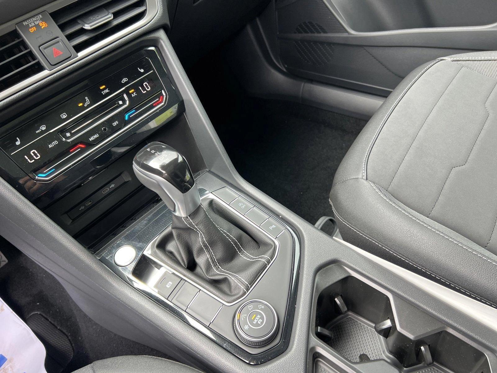 2025 Volkswagen Taos SE Black - Photo 13
