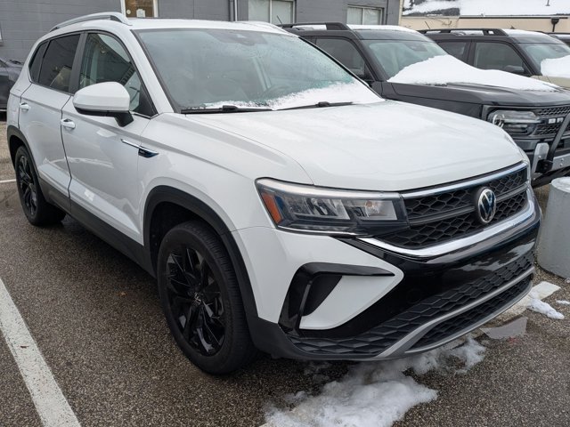 2022 Volkswagen Taos SE photo 2