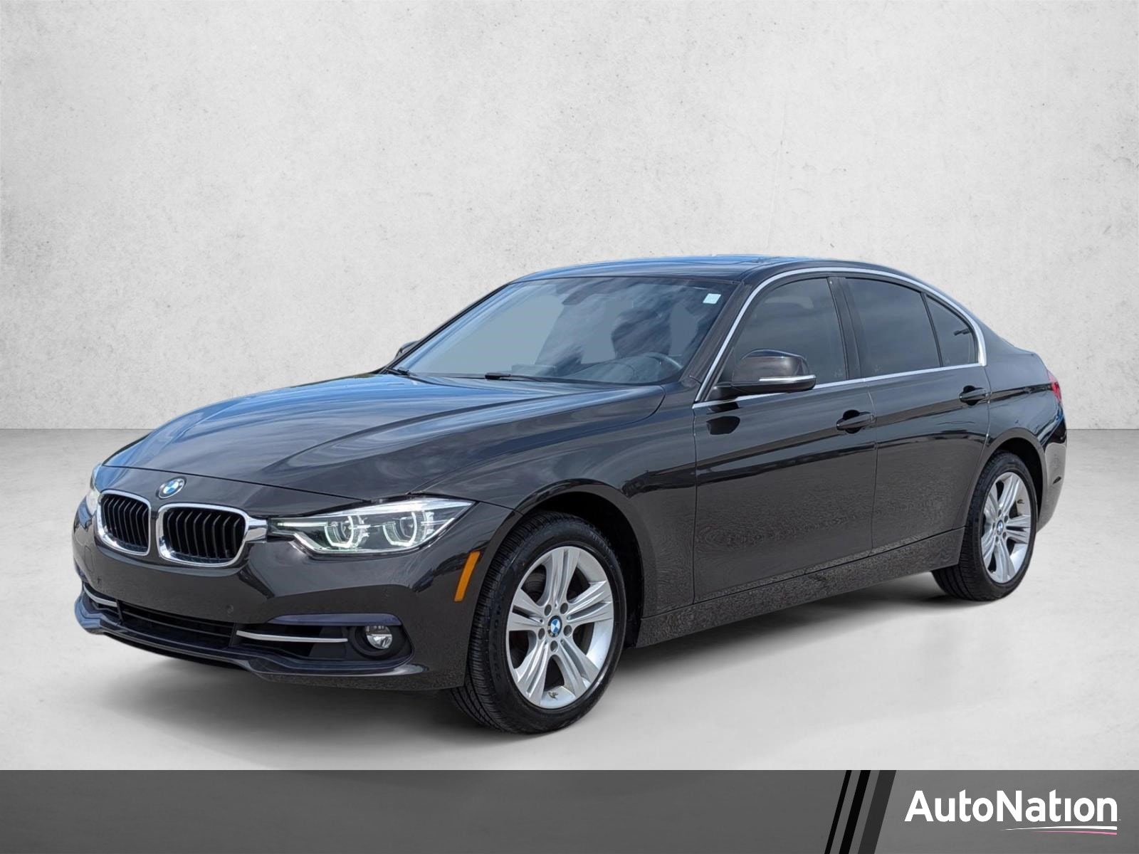 2017 BMW 3 Series 330i xDrive Sedan's photo