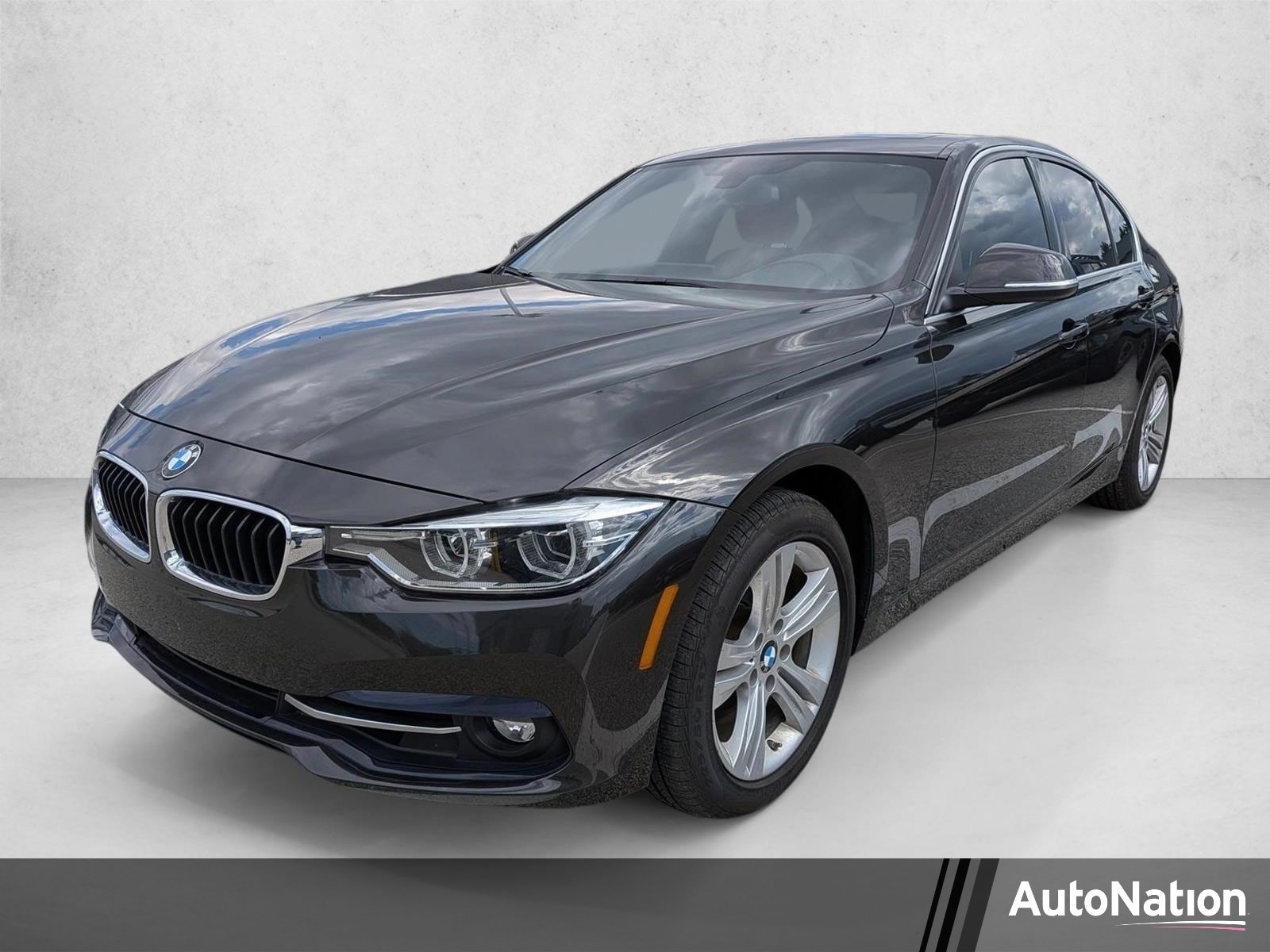 2017 BMW 3 Series 330i xDrive Sedan's photo