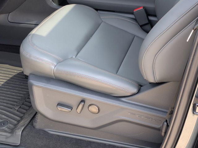 2025 Ford Expedition photo 4