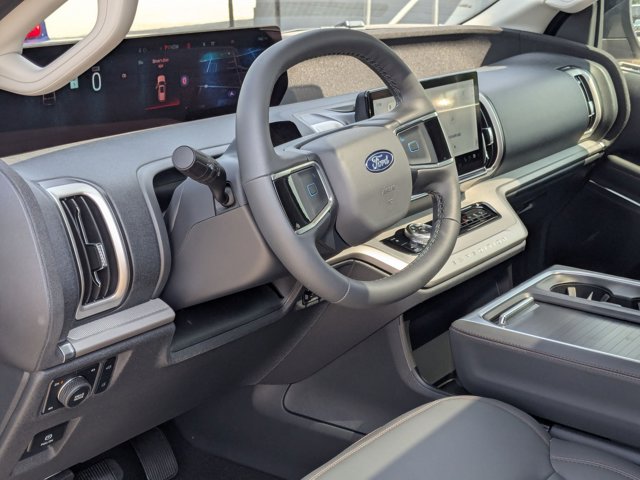 2025 Ford Expedition photo 3