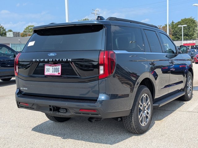 2025 Ford Expedition photo 2