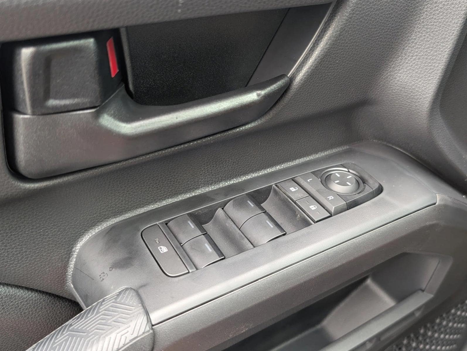 2025 Toyota Tacoma SR5 - Photo 13