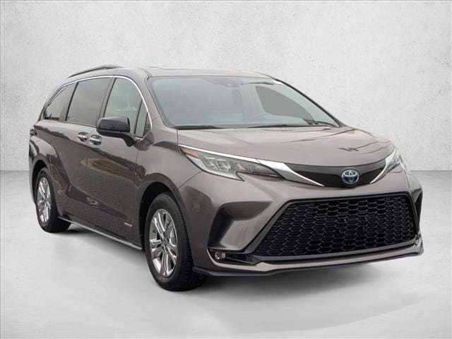 2021 Toyota Sienna XSE's photo
