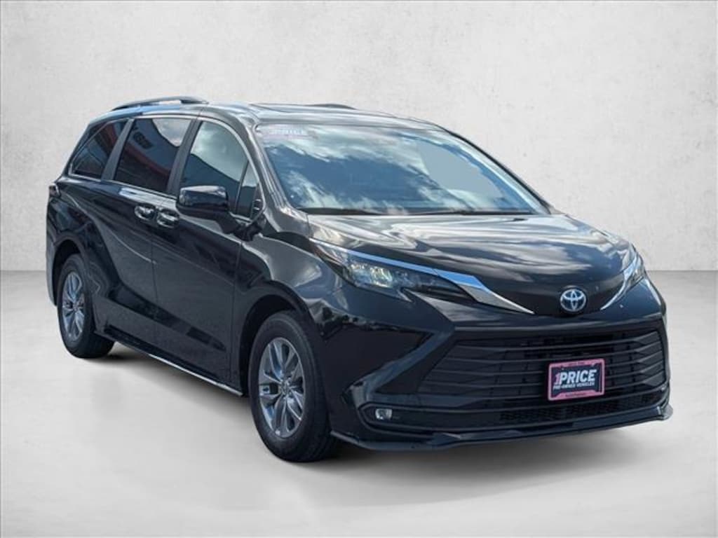 Used 2025 Toyota Sienna XLE Mini-van Passenger