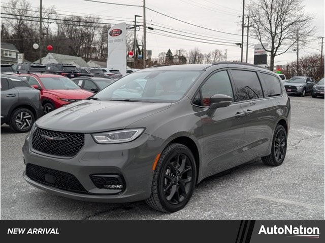 2021 Chrysler Pacifica Limited's photo