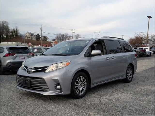 2018 Toyota Sienna XLE's photo