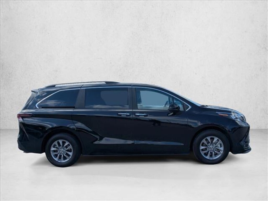 Used 2025 Toyota Sienna XLE Mini-van Passenger