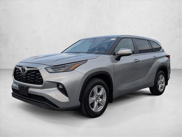 2023 Toyota Highlander LE's photo