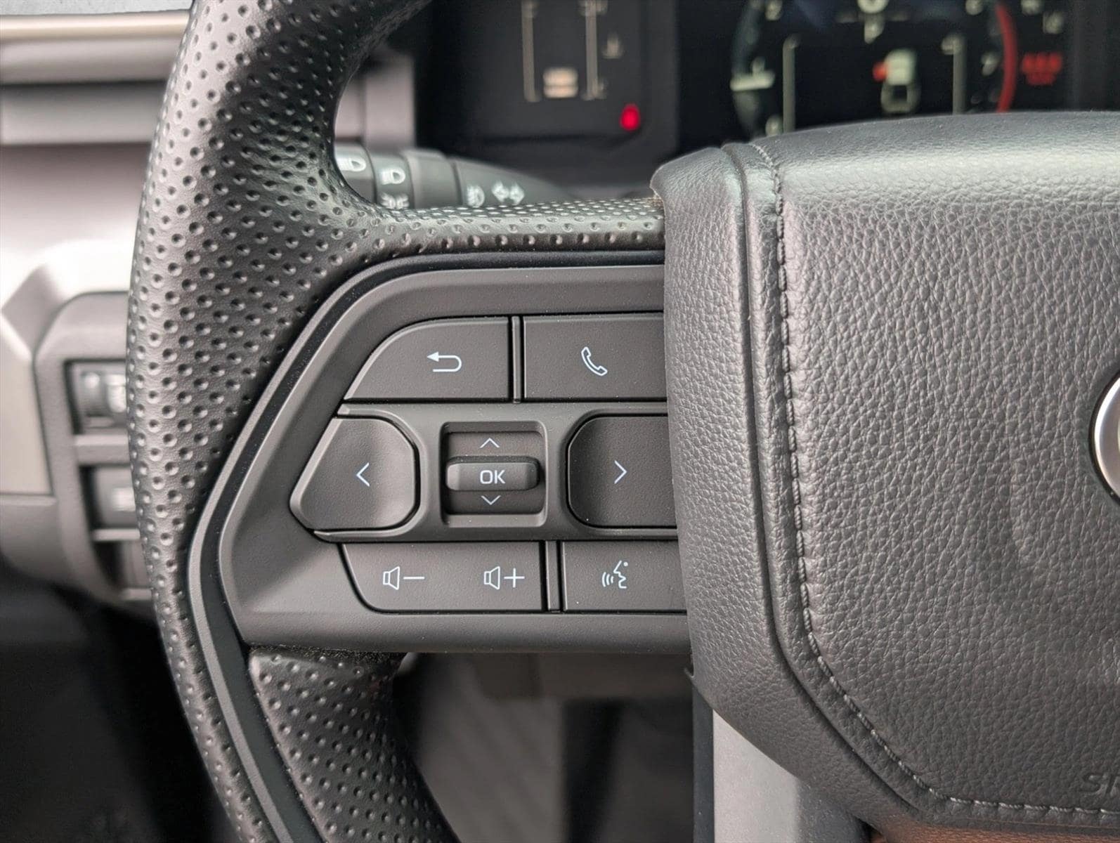 2025 Toyota Tacoma SR5 - Photo 15