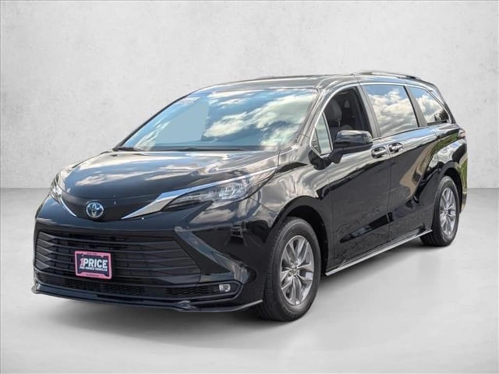 Used 2025 Toyota Sienna XLE Mini-van Passenger