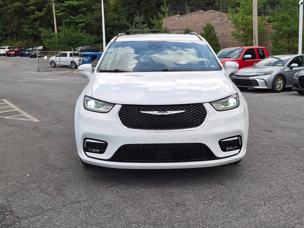 Used 2022 Chrysler Pacifica Touring L Mini-van Passenger