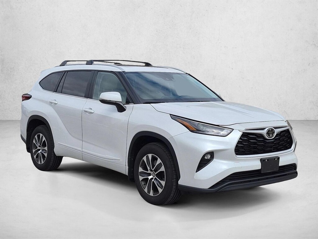 Used 2025 Toyota Highlander XLE Sport Utility