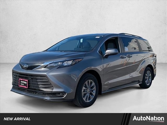 2026 Toyota Sienna LE's photo