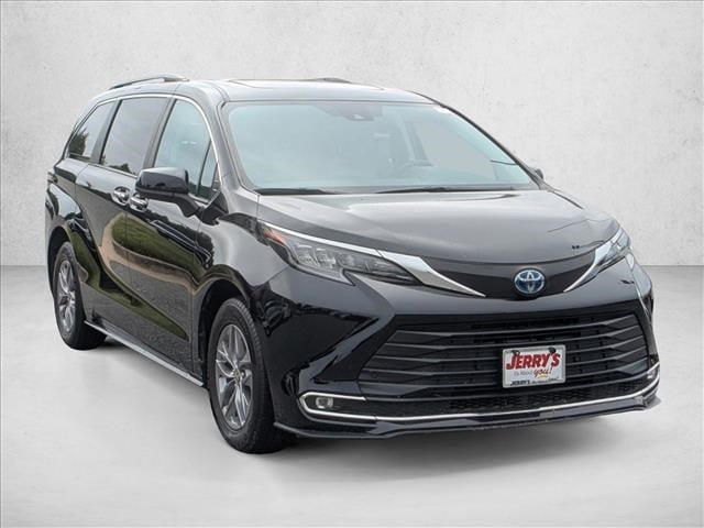 2024 Toyota Sienna XLE's photo