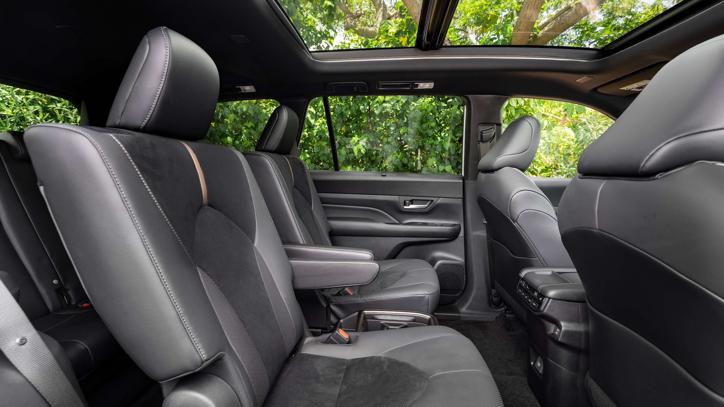 The interior cabin and sunroof of the Grand Highlander