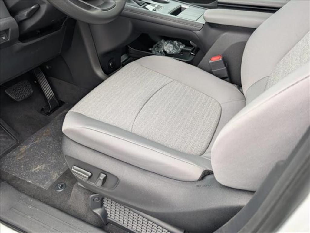 New 2026 Toyota Sienna LE 8 Passenger Van Passenger Van