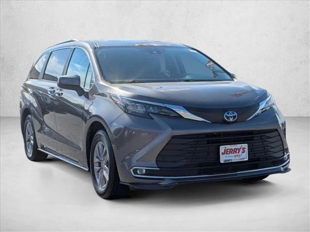 2024 Toyota Sienna XLE's photo