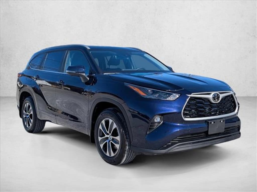 Used 2025 Toyota Highlander XLE Sport Utility