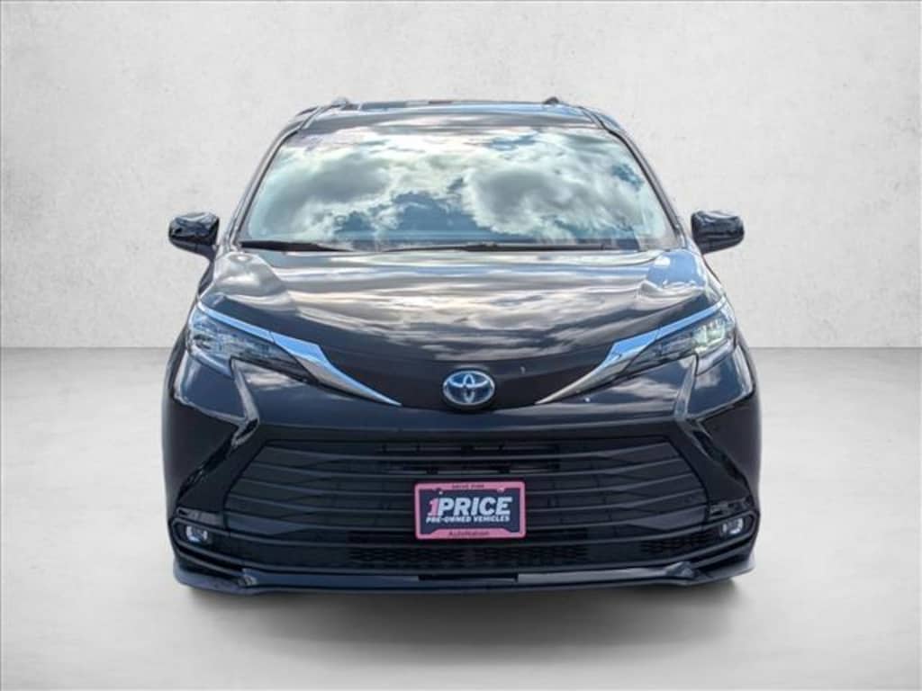 Used 2025 Toyota Sienna XLE Mini-van Passenger
