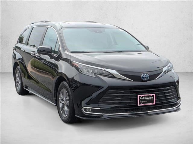 2024 Toyota Sienna XLE's photo