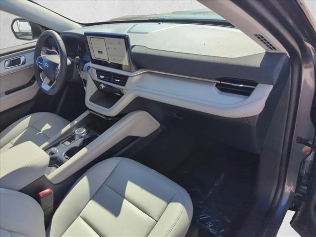 2025 Ford Explorer photo 3