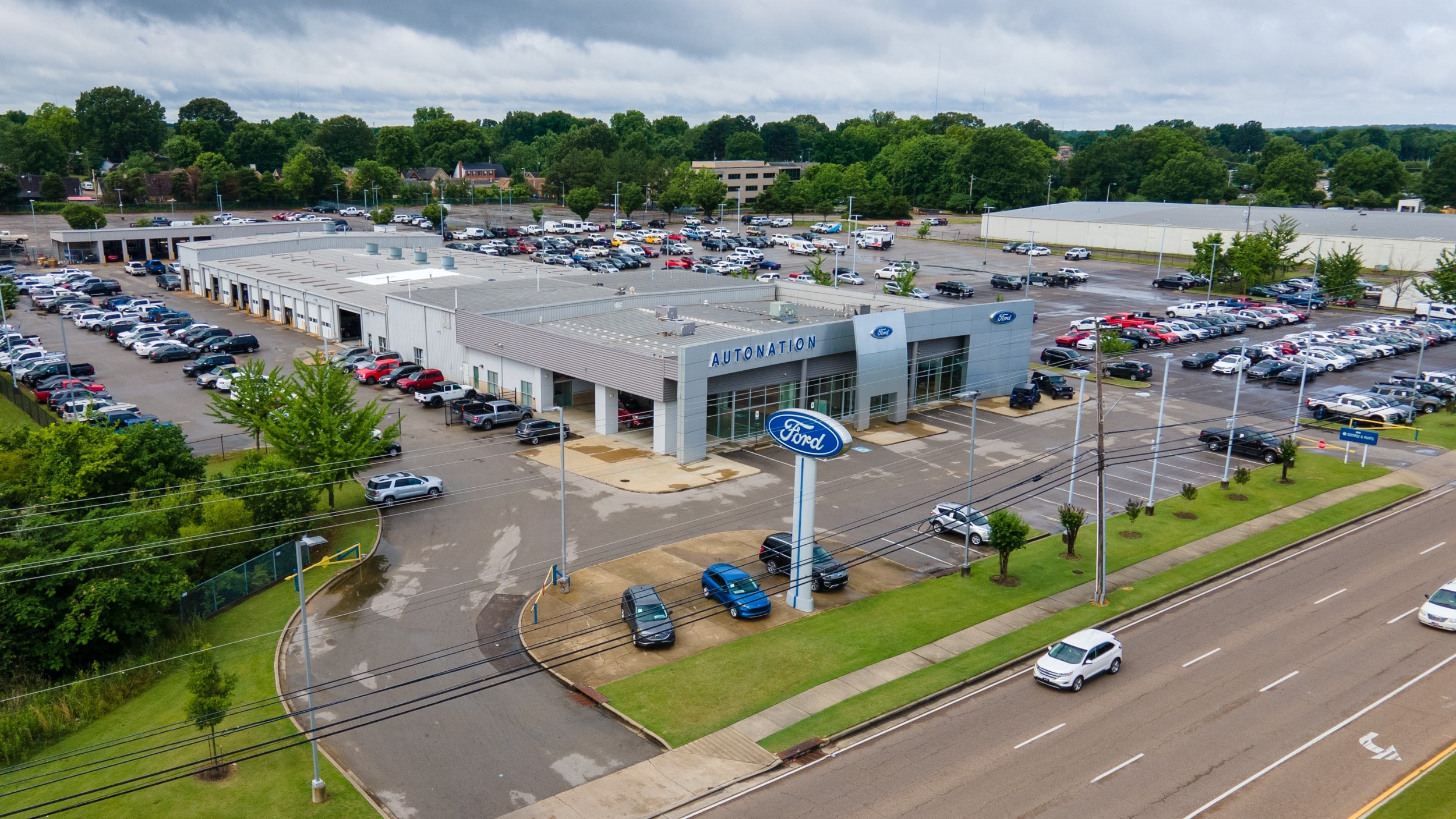Exterior view of AutoNation Ford Wolfchase during the day