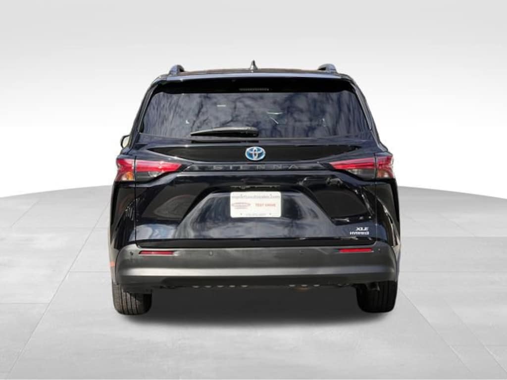 Used 2021 Toyota Sienna XLE Van