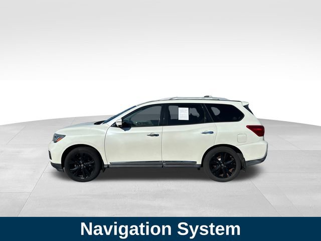 2017 Nissan Pathfinder Platinum photo 2
